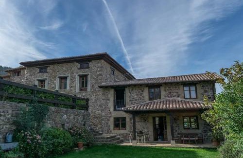 Aliezo House | Inviting Mirador De Picos: Family-Friendly Getaway