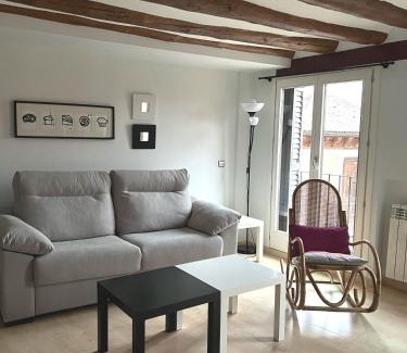 Tudela Apartment | Pet-Friendly Retreat at Mirador del Mercadal - 8.9/10 Rating
