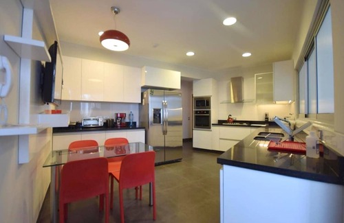 Santa Cruz Apartment | Oceanfront Miraflores Condo with Pool and Spa Amenities