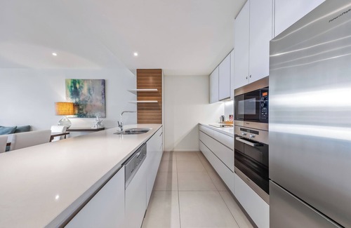 Airlie Beach Apartment | Idyllic Mirage Whitsundays: Ocean Views & Spa Retreat