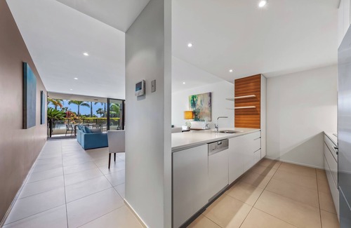 Airlie Beach Apartment | Idyllic Mirage Whitsundays: Ocean Views & Spa Retreat