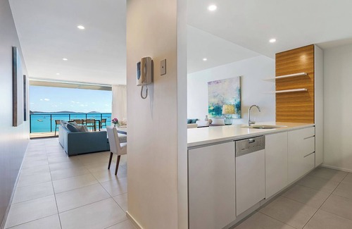 Airlie Beach Apartment | Idyllic Mirage Whitsundays: Ocean Views & Spa Retreat