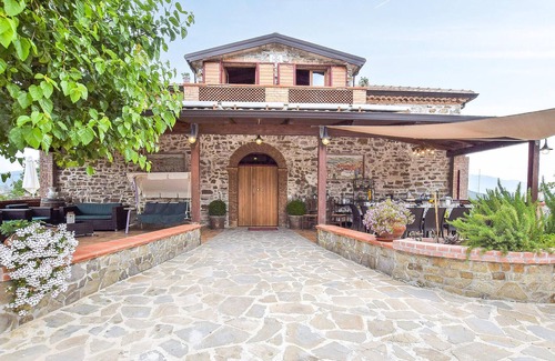 Rutino House | Inviting Cottage with Scenic Views and Pet-Friendly Amenities