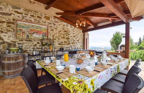Rutino House | Inviting Cottage with Scenic Views and Pet-Friendly Amenities