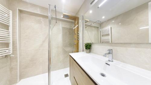San Sebastian Apartment | Miramar Flat: 4-Star Retreat with Terrace & Free Parking