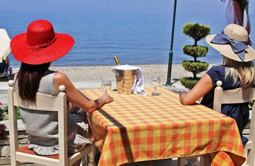 Paradhisos Apartment | Top-Rated Miramare Hotel with Oceanfront Views & Breakfast