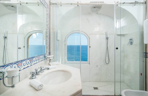 Positano City Centre Hotel | Idyllic Miramare: Oceanfront Bliss with Spa & Pool