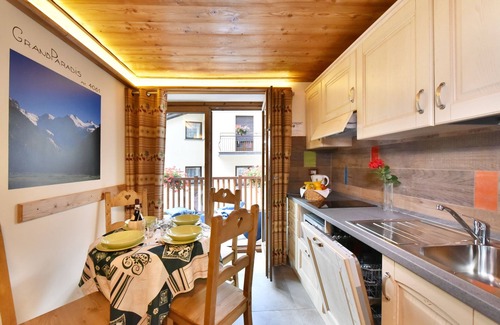 Valtournenche Bed & Breakfast | Inviting Miramonti: Sprawling Pool & Spa Retreat
