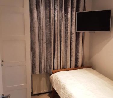Gillingham House | Discover Mirandas Place - Guest Rated 8.6/10 for Comfort