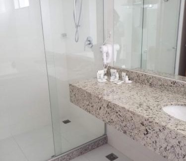 Ouro Branco Hotel | Comfortable Mirante Flat: Family-Friendly with Pool & Hot Tub