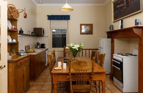 Tanunda House | Discover Miriams Cottage: Rated 10/10 with Family Amenities
