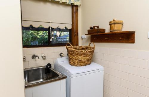 Tanunda House | Discover Miriams Cottage: Rated 10/10 with Family Amenities