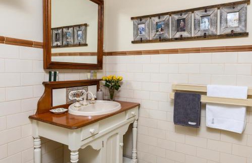 Tanunda House | Discover Miriams Cottage: Rated 10/10 with Family Amenities