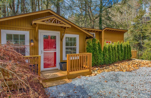Mirror Lake House | Experience Mirror Lake at Red Door Guest House Near Main St!