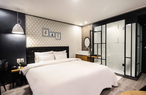 Miryang Hotel | Eco-Friendly Comfort at Miryang Martin with Hot Tub Access