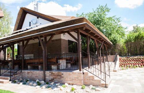 Bekesszentandras Villa | Discover Misúr Vendégház: Oceanfront Retreat with Hot Tub