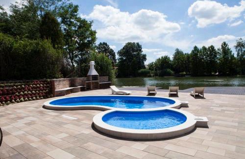 Bekesszentandras Villa | Discover Misúr Vendégház: Oceanfront Retreat with Hot Tub