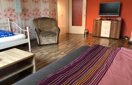Marxloh House | Budget-Friendly Stay at Misha's Place with Hot Tub & Kitchen
