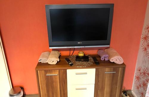 Marxloh House | Budget-Friendly Stay at Misha's Place with Hot Tub & Kitchen