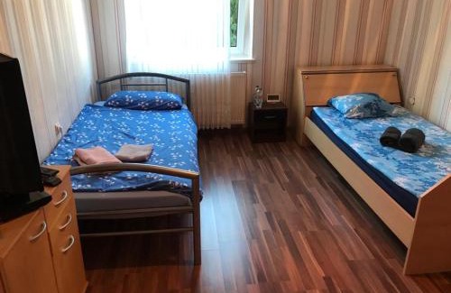 Marxloh House | Budget-Friendly Stay at Misha's Place with Hot Tub & Kitchen