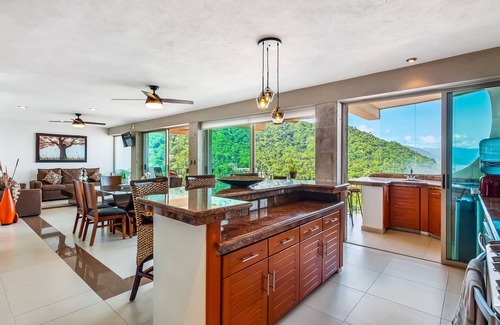South Shore Hotel Area Condo | Oceanfront Mismaloya Beach Condo with Pool & Balcony Views