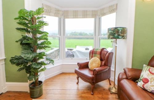 Hawes House | Cozy Getaway at Miss Burrow's House - Family & Pet Friendly