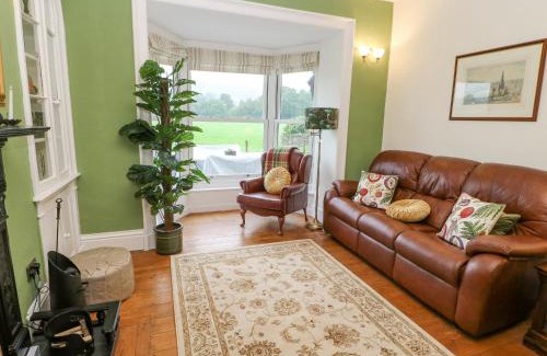 Hawes House | Cozy Getaway at Miss Burrow's House - Family & Pet Friendly