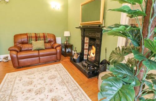 Hawes House | Cozy Getaway at Miss Burrow's House - Family & Pet Friendly