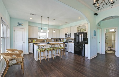 Port Bolivar House | Miss Molly's: Inviting Gulf View Retreat with Spa & Kitchen