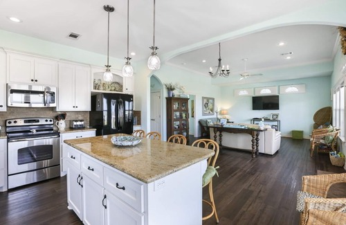 Port Bolivar House | Miss Molly's: Inviting Gulf View Retreat with Spa & Kitchen