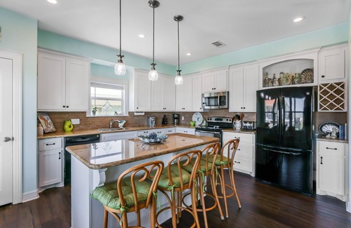 Port Bolivar House | Miss Molly's: Inviting Gulf View Retreat with Spa & Kitchen