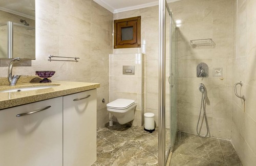 Cumhuriyet Apartment | Contemporary Central Flat in Nisantasi with Great Amenities