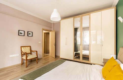 Cumhuriyet Apartment | Contemporary Central Flat in Nisantasi with Great Amenities