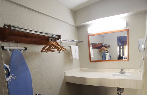 Hayward Hotel | Comfortable Mission Inn and Suites with Spa & Restaurant