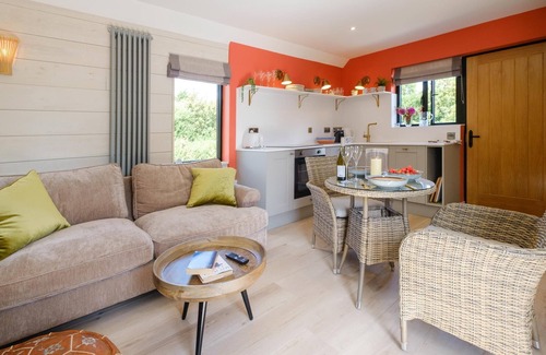 Thorpeness Cottage | Cozy Mission Lodge: Ideal Getaway for 2 with Spa Amenities
