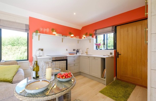 Thorpeness Cottage | Cozy Mission Lodge: Ideal Getaway for 2 with Spa Amenities