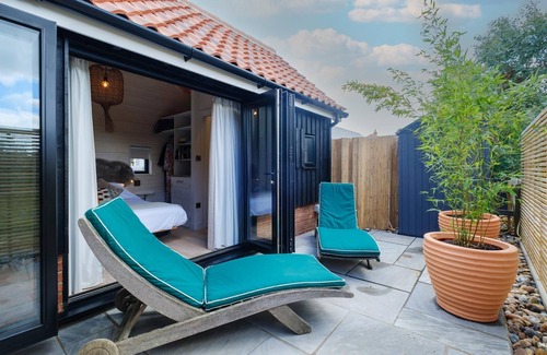 Thorpeness Cottage | Cozy Mission Lodge: Ideal Getaway for 2 with Spa Amenities