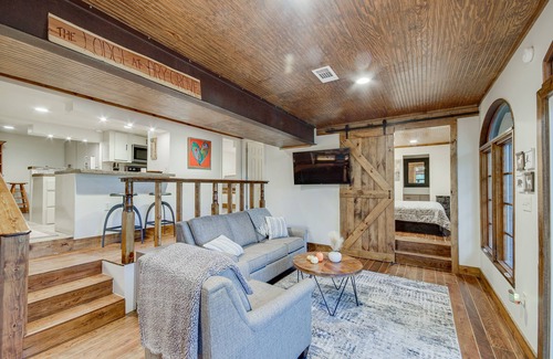 Tougaloo Cabin | Relaxing Mississippi Retreat with Hot Tub & Lake Views