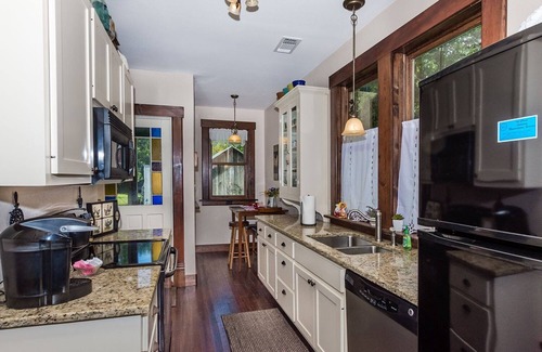 Fredericksburg House | Top-Rated Mistletoe House - Steps to Downtown Attractions!