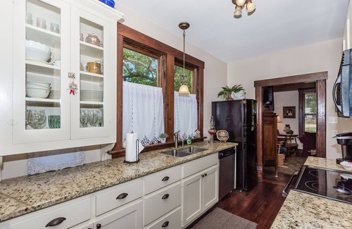 Fredericksburg House | Top-Rated Mistletoe House - Steps to Downtown Attractions!