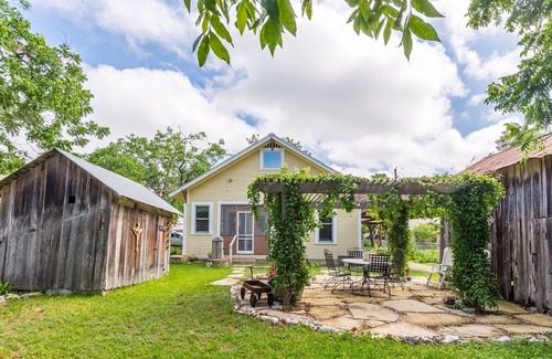 Fredericksburg House | Top-Rated Mistletoe House - Steps to Downtown Attractions!