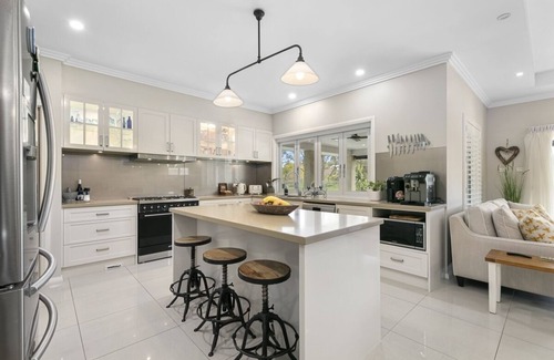 Pokolbin House | Mistletoe Lakehouse - stunning 5–6 bedroom residence set on 7 tranquil acres,