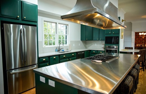 Fowlstown House | Mistletoe Retreat: Spacious Estate with Pool & Family Fun