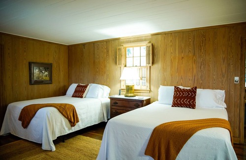 Fowlstown House | Mistletoe Retreat: Spacious Estate with Pool & Family Fun