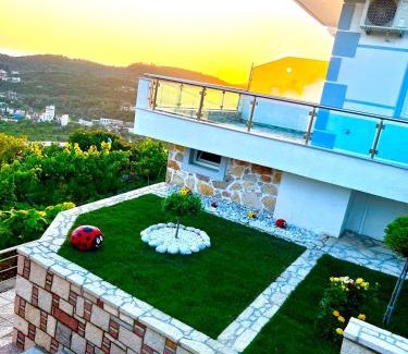 Himare Hotel | Inviting Mistral Inn: Family-Friendly Retreat with Top Ratings