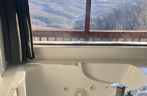 Jasper Cabin | Scenic Misty Bluff Cabin with Breathtaking Room Views