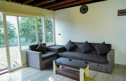 Devikolam Bed & Breakfast | Discover Misty Bush Munnar: Family-Friendly Double Room