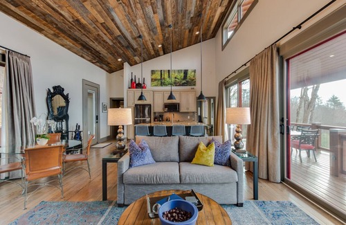Warrensville House | Relaxing Retreats at Misty Glen: Spa, Hot Tub & More