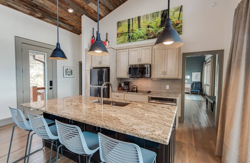 Warrensville House | Relaxing Retreats at Misty Glen: Spa, Hot Tub & More