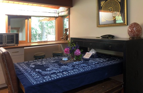 Saanich House | Pet Friendly Misty Haven Suite with Spa and Hot Tub